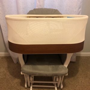 Snoo smart sleeper comes with legs